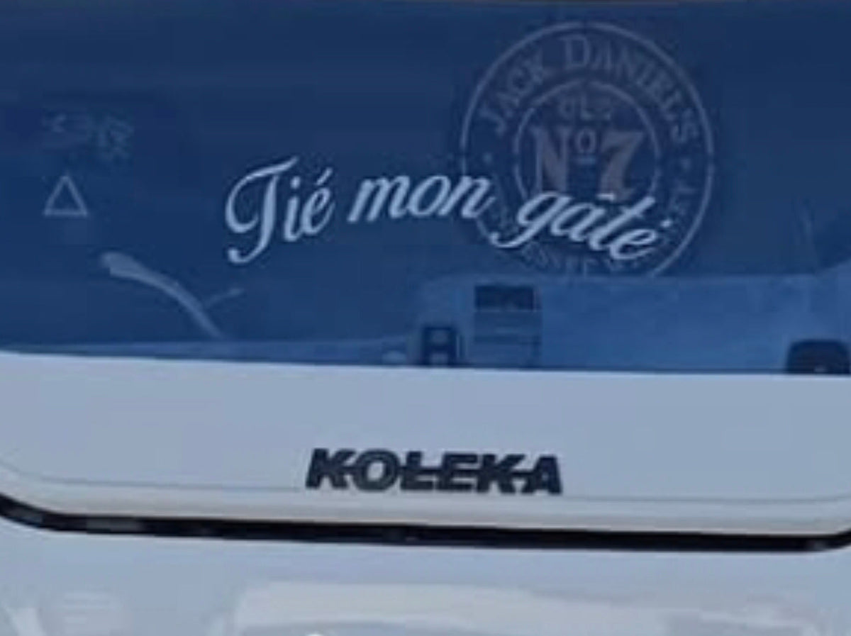 KOLEKA – Logo et décorations originales pour setup gaming, bureau et camions. Design unique et durable pour un style qui se démarque